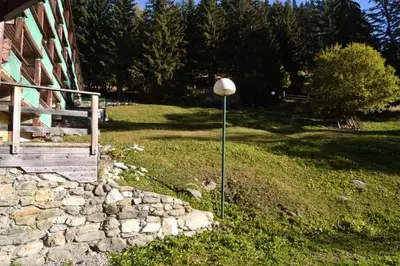 Jardin de l'établissement Résidence Lauzieres - Studio 5 personnes en rez-de-jardin skis aux pieds et proche des commerces dans le village du Charvet à Arc 1800 MAE-2065