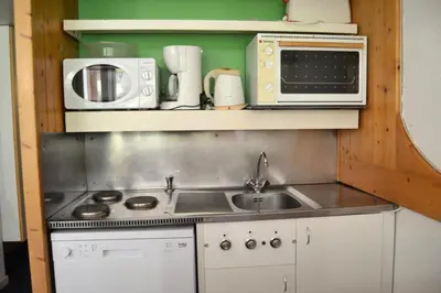 Cuisine ou kitchenette dans l'établissement Résidence Lauzieres - Studio 5 personnes en rez-de-jardin skis aux pieds et proche des commerces dans le village du Charvet à Arc 1800 MAE-2065
