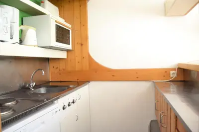 Cuisine ou kitchenette dans l'établissement Résidence Lauzieres - Studio 5 personnes en rez-de-jardin skis aux pieds et proche des commerces dans le village du Charvet à Arc 1800 MAE-2065