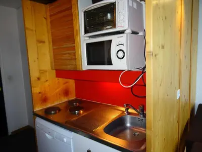 Cuisine ou kitchenette dans l'établissement Résidence Bellecote - Appartement 2 pièces 5 personnes au centre de la station d'Arc 1800, pied des pistes et proche des commerces dans le village du MAE-2067