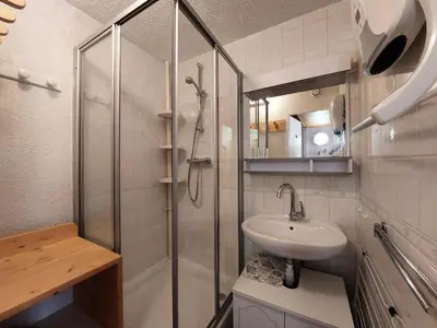 Salle de bains dans l'établissement Résidence Tournavelles - Bel appartement 2 pièces 5 personnes au pied des pistes et des commerces, proche de l'ESF et de la garderie dans le village des MAE-2068