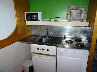 Cuisine ou kitchenette dans l'établissement Résidence Lauzieres - Studio 5 personnes skis aux pieds et proche des commerces dans le village du Charvet à Arc 1800 MAE-2085