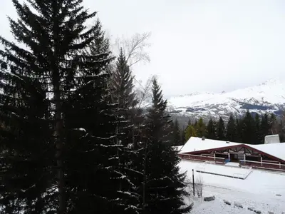 L'établissement Résidence Belles Challes - Studio 4 personnes à Arc 1800 skis aux pieds et proche des commerces dans le village du Charvet MAE-2092 en hiver