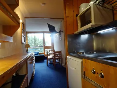Cuisine ou kitchenette dans l'établissement Résidence Belles Challes - Studio 4 personnes à Arc 1800 skis aux pieds et proche des commerces dans le village du Charvet MAE-2092