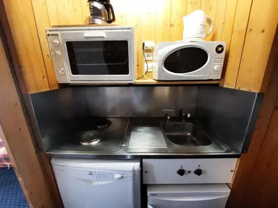 Cuisine ou kitchenette dans l'établissement Résidence Belles Challes - Studio 4 personnes à Arc 1800 skis aux pieds et proche des commerces dans le village du Charvet MAE-2128
