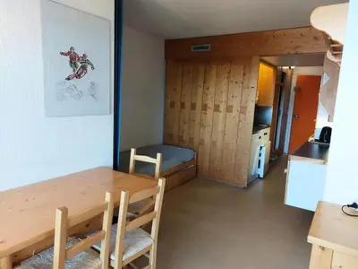 Cuisine ou kitchenette dans l'établissement Résidence Belles Challes - Studio 4 personnes à Arc 1800 skis aux pieds et proche des commerces dans le village du Charvet MAE-2135
