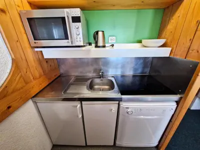 Cuisine ou kitchenette dans l'établissement Résidence Lauzieres - Studio 5 personnes skis aux pieds et proche des commerces dans le village du Charvet à Arc 1800 MAE-2194