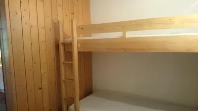Un ou plusieurs lits dans un hébergement de l'établissement Résidence Belles Challes - Studio 4 personnes à Arc 1800 skis aux pieds et proche des commerces dans le village du Charvet MAE-2200