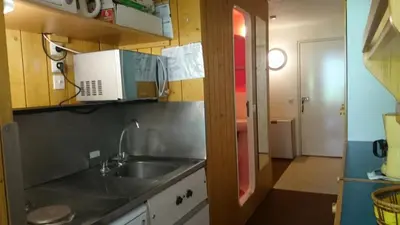 Cuisine ou kitchenette dans l'établissement Résidence Belles Challes - Studio 4 personnes à Arc 1800 skis aux pieds et proche des commerces dans le village du Charvet MAE-2200
