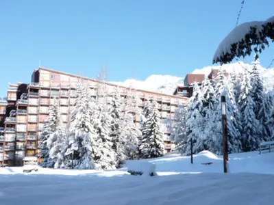 L'établissement Résidence Belles Challes - Studio 4 personnes à Arc 1800 skis aux pieds et proche des commerces dans le village du Charvet MAE-2200 en hiver