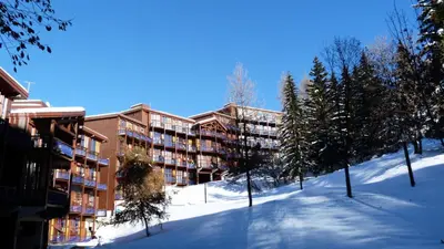 L'établissement Résidence Aiguille Grive Bat I - Duplex pour 5 personnes à Arc 1800 dans le village de Charmettoger, skis aux pieds MAE-8630 en hiver