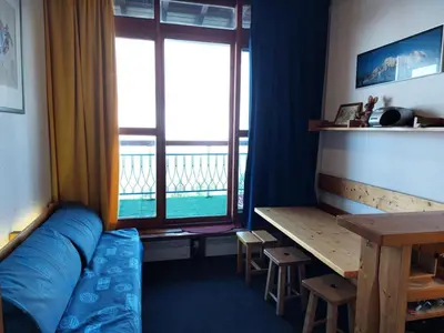Coin salon dans l'établissement Résidence Archeboc - Agréable Duplex 6 personnes, situé au dernier étage, avec très jolie vue sur la vallée, les montagnes et le Mont-Blanc. MAE-6554