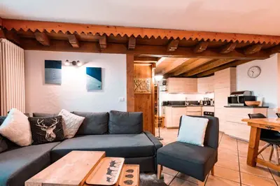 Cuisine ou kitchenette dans l'établissement Résidence Roselend - Grand 4 pièces offrant de belles surfaces situé dans une résidence au village du chantel ,proche des pistes et avec piscine MAE-9204