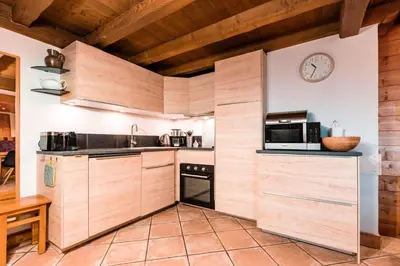 Cuisine ou kitchenette dans l'établissement Résidence Roselend - Grand 4 pièces offrant de belles surfaces situé dans une résidence au village du chantel ,proche des pistes et avec piscine MAE-9204