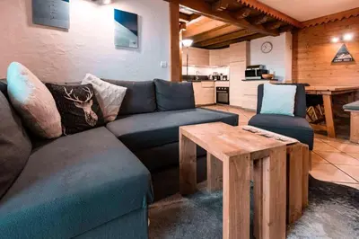 Coin salon dans l'établissement Résidence Roselend - Grand 4 pièces offrant de belles surfaces situé dans une résidence au village du chantel ,proche des pistes et avec piscine MAE-9204