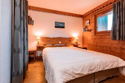 Un ou plusieurs lits dans un hébergement de l'établissement Résidence Roselend - Grand 4 pièces offrant de belles surfaces situé dans une résidence au village du chantel ,proche des pistes et avec piscine MAE-9204