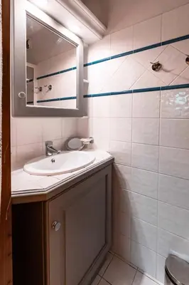 Salle de bains dans l'établissement Résidence Roselend - Grand 4 pièces offrant de belles surfaces situé dans une résidence au village du chantel ,proche des pistes et avec piscine MAE-9204