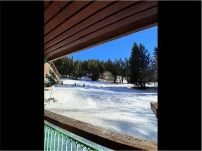 L'établissement Résidence Lauzieres - Appartement 3 pièces pour 8 personnes skis aux pieds et proche des commerces dans le village du Charvet à Arc 1800 MAE-4484 en hiver