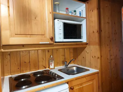 Cuisine ou kitchenette dans l'établissement Résidence Belles Challes - Studio 4 personnes à Arc 1800 skis aux pieds et proche des commerces dans le village du Charvet MAE-1799