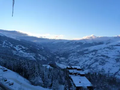 Vue générale sur la montagne ou vue sur la montagne depuis l'appartement