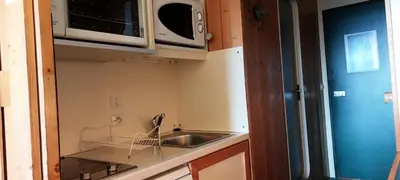 Cuisine ou kitchenette dans l'établissement Résidence Belles Challes - Studio 4 personnes à Arc 1800 skis aux pieds et proche des commerces dans le village du Charvet MAE-6572