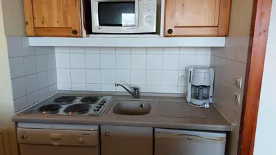 Cuisine ou kitchenette dans l'établissement Résidence Ruitor Arc 1800 - Appartement 3 pièces pour 6 personnes dans une résidence calme, proche du télécabine dans le village de Charmettoger à Arc 1800 MAE-1711
