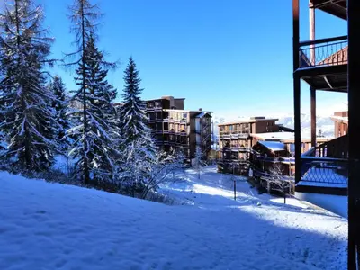 L'établissement Résidence Aiguille Grive Bat I - Duplex pour 5 personnes à Arc 1800 dans le village de Charmettoger, skis aux pieds MAE-1749 en hiver