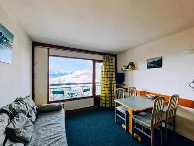 Coin salon dans l'établissement Résidence Ruitor Arc 1800 - Appartement 2 pièces pour 4 personnes avec un jolie vue sur la vallée, proche du télécabine dans le village de Charmettoger à Ar MAE-1783