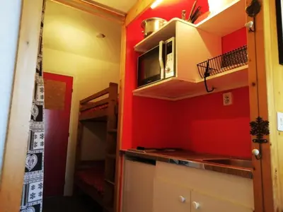 Cuisine ou kitchenette dans l'établissement Résidence Armoise - Studio 3 personnes à Arc 1800 en centre station, proche des pistes et des commerces, dans le village des Villards MAE-1982