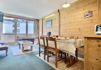 Télévision ou salle de divertissement dans l'établissement Résidence Le Pramecou - Appartement de charme 6 personnes à Tignes proche des pistes et des commerces dans le quartier du Val Claret. Appartement situé MAE-2016