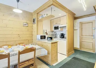 Cuisine ou kitchenette dans l'établissement Résidence Le Pramecou - Appartement de charme 6 personnes à Tignes proche des pistes et des commerces dans le quartier du Val Claret. Appartement situé MAE-2016