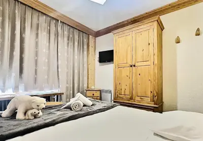 Un ou plusieurs lits dans un hébergement de l'établissement Résidence Le Pramecou - Appartement de charme 6 personnes à Tignes proche des pistes et des commerces dans le quartier du Val Claret. Appartement situé MAE-2016