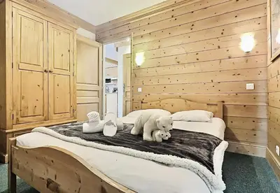 Un ou plusieurs lits dans un hébergement de l'établissement Résidence Le Pramecou - Appartement de charme 6 personnes à Tignes proche des pistes et des commerces dans le quartier du Val Claret. Appartement situé MAE-2016