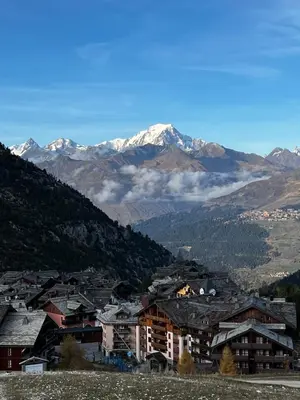 Vue générale sur la montagne ou vue sur la montagne depuis l'appartement