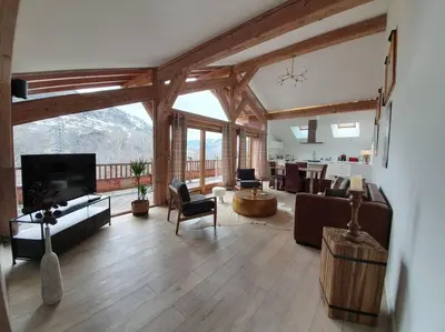Télévision ou salle de divertissement dans l'établissement Chalet entier 110m2 avec vue et sauna à 10 min des pistes