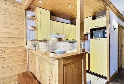 Cuisine ou kitchenette dans l'établissement Résidence Le Bec Rouge - Appartement de charme 3 pièces 8 personnes à Tignes ski aux pieds et proche des commerces dans le quartier du Lac MAE-1993
