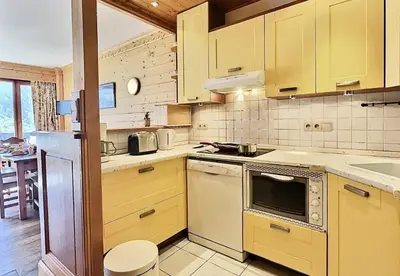 Cuisine ou kitchenette dans l'établissement Résidence Le Bec Rouge - Appartement de charme 3 pièces 8 personnes à Tignes ski aux pieds et proche des commerces dans le quartier du Lac MAE-1993