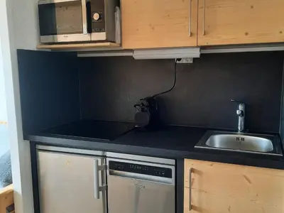 Cuisine ou kitchenette dans l'établissement Appartement 2 pièces pour 4 personnes avec parking à Belle Plagne - FR-1-351-165