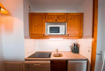 Cuisine ou kitchenette dans l'établissement Résidence Ruitor Arc 1800 - Appartement 3 pièces pour 6 personnes dans une résidence calme, proche du télécabine dans le village de Charmettoger à Arc 1800 MAE-1722