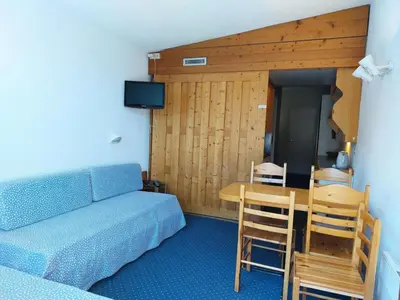 Télévision ou salle de divertissement dans l'établissement Résidence Belles Challes - Studio 4 personnes à Arc 1800 skis aux pieds et proche des commerces dans le village du Charvet MAE-2115