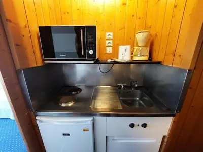 Cuisine ou kitchenette dans l'établissement Résidence Belles Challes - Studio 4 personnes à Arc 1800 skis aux pieds et proche des commerces dans le village du Charvet MAE-2115