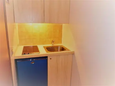 Cuisine ou kitchenette dans l'établissement Résidence Le Palafour - Studio 2 personnes à Tignes au pied des pistes, des commerces, de l'ESF et de l'office du tourisme dans le quartier du lac. Appa MAE-2160