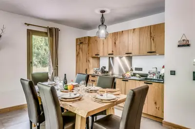 Cuisine ou kitchenette dans l'établissement Résidence Les Terrasses De La Vanoise - 4 Pièces pour 8 Personnes MAE-0314