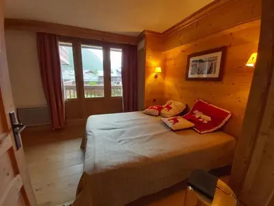 Un ou plusieurs lits dans un hébergement de l'établissement Appartement confortable avec accès direct aux pistes, parking et vue sur Bellevarde - FR-1-518-100
