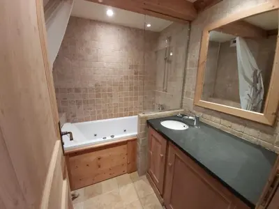 Salle de bains dans l'établissement Appartement confortable avec accès direct aux pistes, parking et vue sur Bellevarde - FR-1-518-100