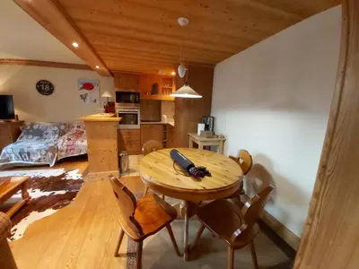 Cuisine ou kitchenette dans l'établissement Appartement confortable avec accès direct aux pistes, parking et vue sur Bellevarde - FR-1-518-100