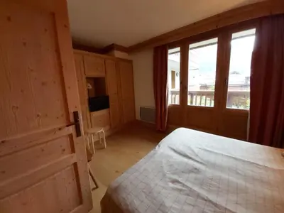 Télévision ou salle de divertissement dans l'établissement Appartement confortable avec accès direct aux pistes, parking et vue sur Bellevarde - FR-1-518-100