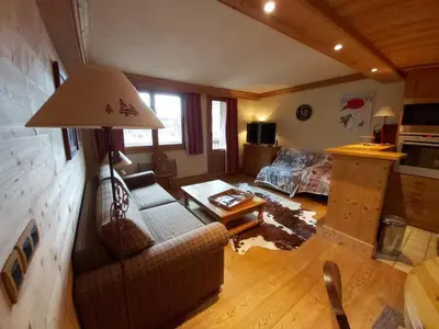 Coin salon dans l'établissement Appartement confortable avec accès direct aux pistes, parking et vue sur Bellevarde - FR-1-518-100