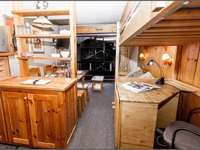 Cuisine ou kitchenette dans l'établissement Studio confort avec balcon, centre Val-d'Isère - FR-1-518-122