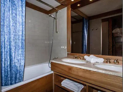Salle de bains dans l'établissement Studio confort avec balcon, centre Val-d'Isère - FR-1-518-122
